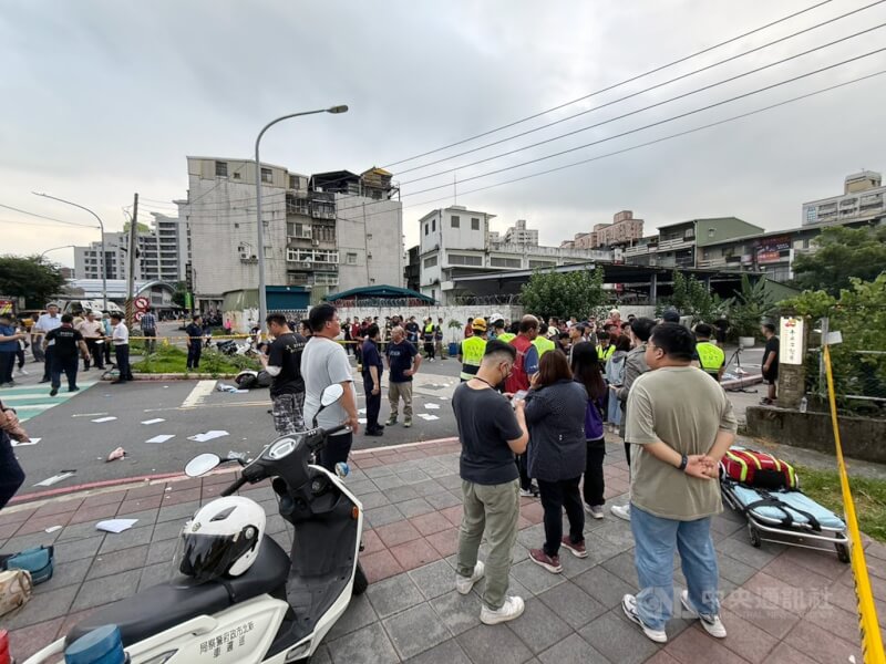 新北市三峽區北大國小外的國成街與國光街口19日下午發生重大車禍,多人受傷送醫。中央社記者林恕暉攝 114年5月19日