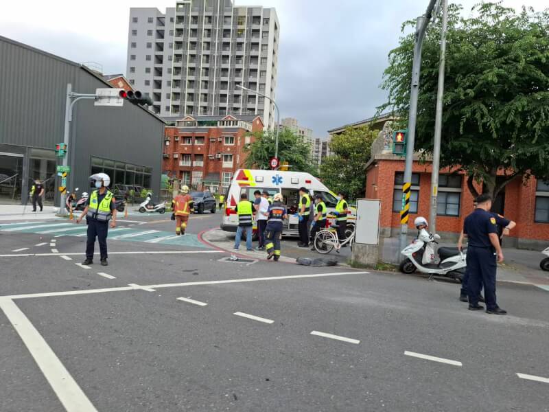 新北市三峽區國成街與國光街口19日下午發生重大車禍,1輛自小客車不明原因衝撞多名路人,造成多人受傷。(翻攝畫面)中央社記者趙敏雅傳真 114年5月19日