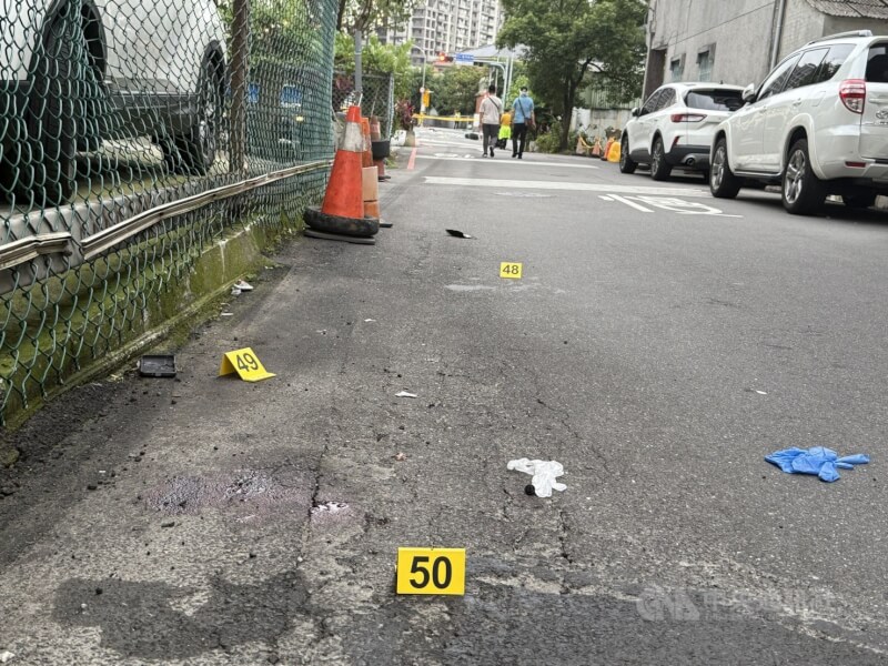 新北市三峽區北大國小外19日下午發生重大車禍,一輛自小客車不明原因衝撞,導致4人到院前心肺功能停止(OHCA)送醫,警方正在現場蒐證。中央社記者林恕暉攝 114年5月19日