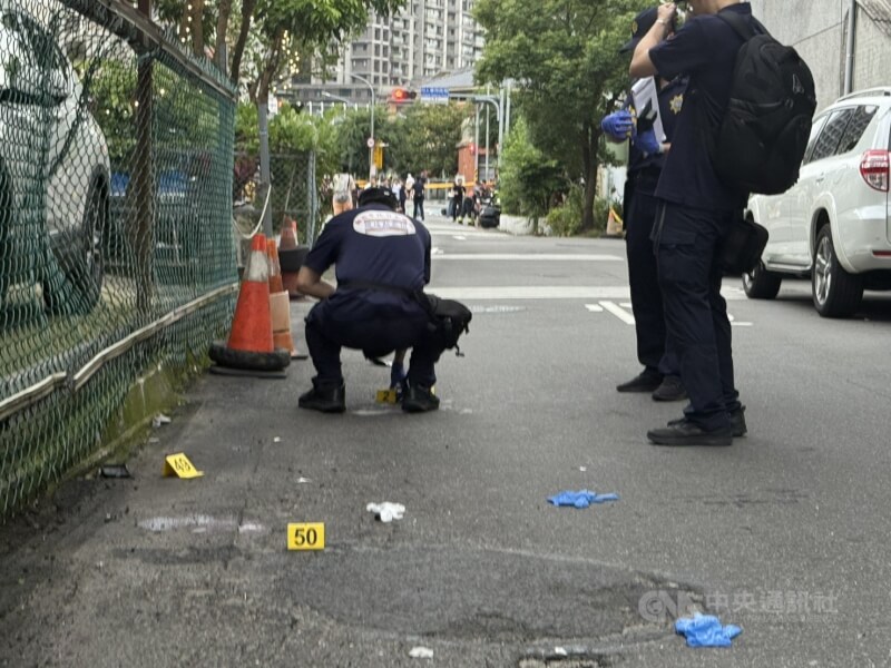 新北市三峽區國成街與國光街口19日下午發生1輛自小客車不明原因衝撞多名路人重大意外,鑑識人員於現場勘查。中央社記者林恕暉攝 114年5月19日