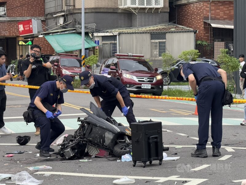 新北市三峽區北大國小外19日發生重大車禍,案發後,警方鑑識人員在國光街與國成街口,對遭撞擊的機車殘骸進行鑑識工作。中央社記者林恕暉攝 114年5月19日