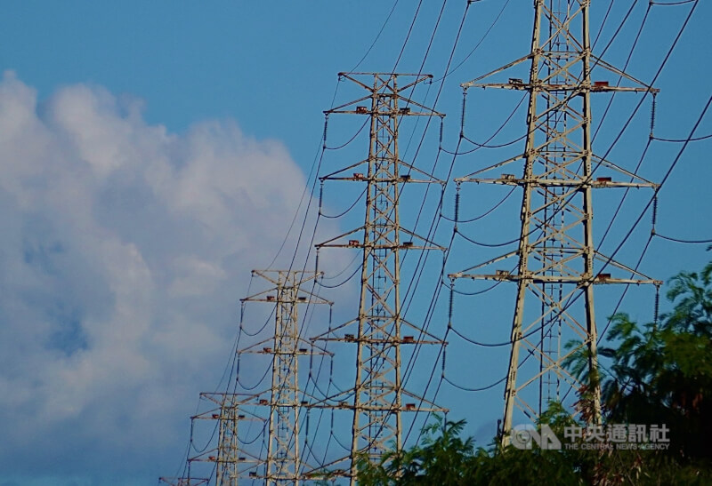 圖為聳立在高雄地區的高壓電塔。(中央社檔案照片)