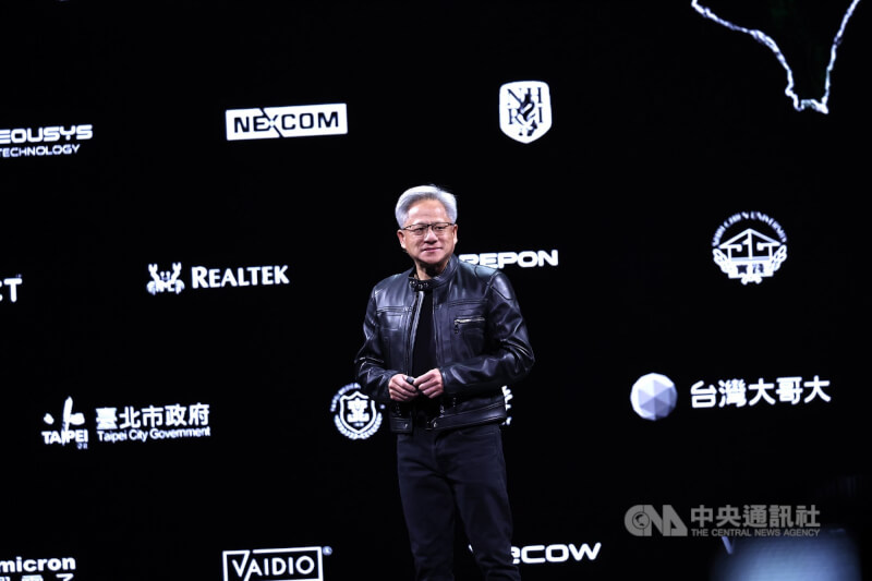 人工智慧(AI)晶片大廠輝達(NVIDIA)執行長黃仁勳19日發表台北國際電腦展(COMPUTEX)主題演講。中央社記者翁睿坤攝 114年5月19日