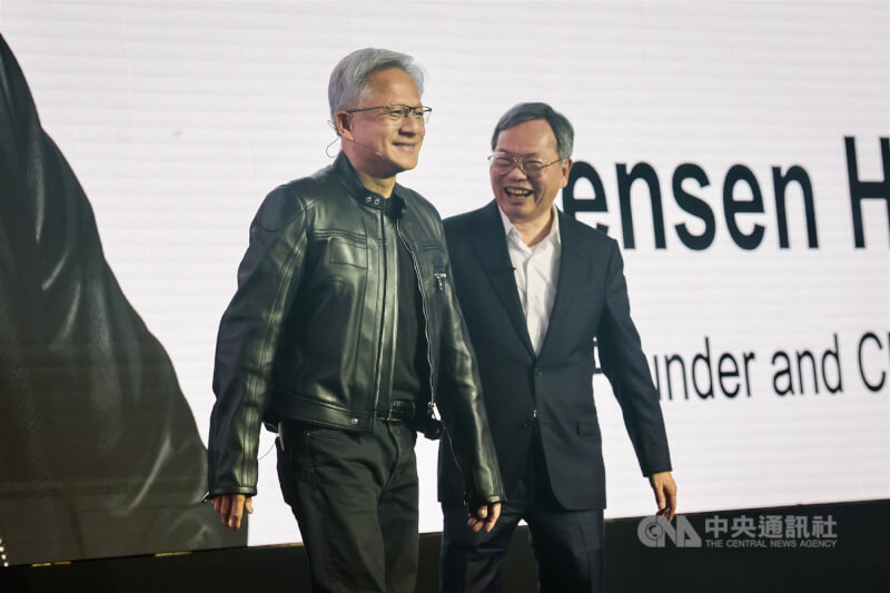 美超微電腦創辦人暨執行長梁見後(右)19日發表主題演講,邀請輝達執行長黃仁勳(左)站台。中央社記者裴禛攝 114年5月19日