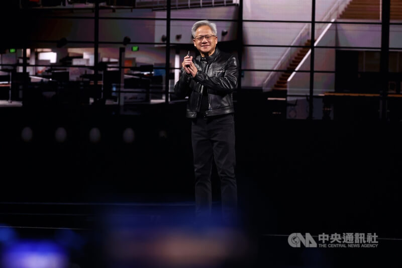 台北國際電腦展(COMPUTEX)20日將登場,輝達(NVIDIA)執行長黃仁勳19日上午在台北流行音樂中心進行首場主題演講,聚焦AI新未來。中央社記者翁睿坤攝 114年5月19日
