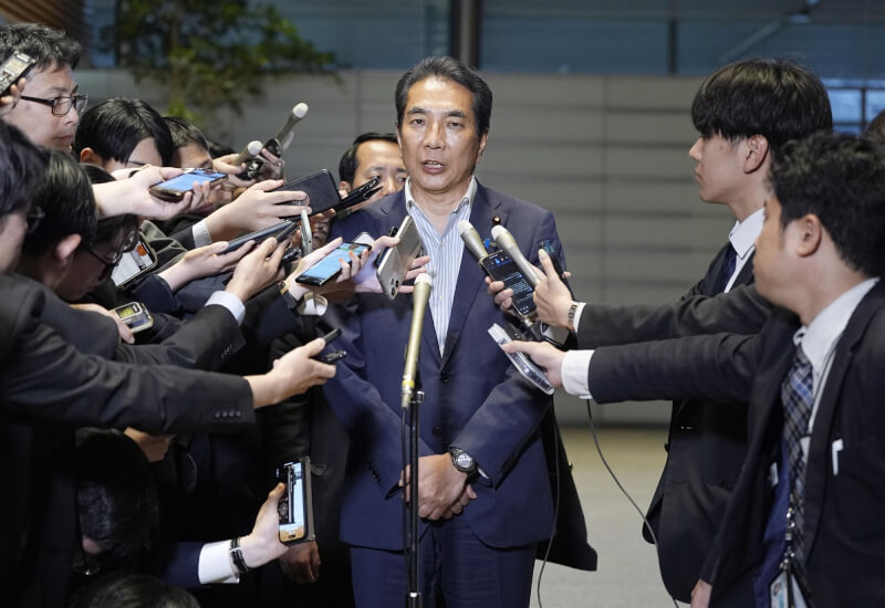 日本農林水產大臣江藤拓(藍色西裝)19日現身回覆爭議言論。(共同社)