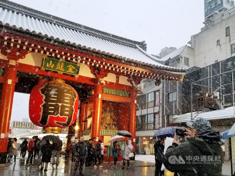 日本首相石破茂19日回應表示認同對訪日旅客調漲「出國稅」。圖為東京觀光人潮。(中央社檔案照片)