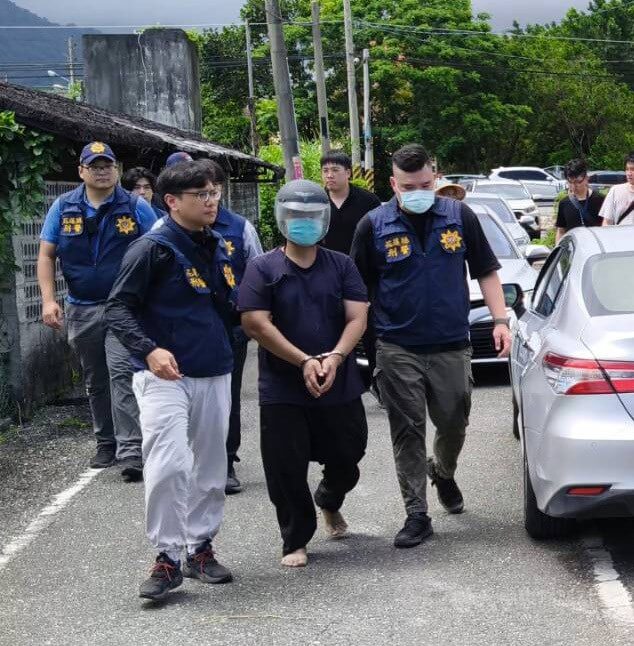 花蓮縣某校女教師17日被發現陳屍某召會聚會所房間內,疑遭勒斃。警方鎖定一名瘖啞男子(前左2),18日在海堤防風林將其逮捕。中央社記者李先鳳攝 114年5月18日