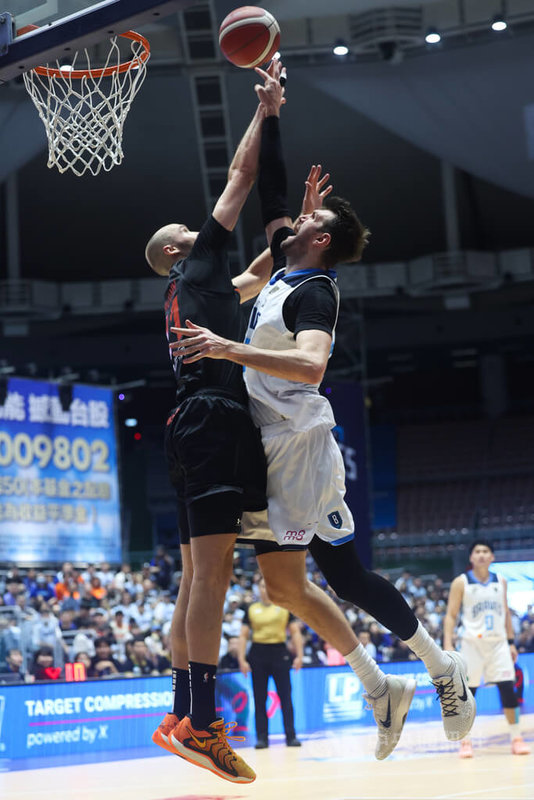 台灣職籃P. LEAGUE+聯盟總冠軍賽第6戰19日晚間在桃園市立體育館舉行，台北富邦勇士以67比83不敵桃園璞園領航猿，總冠軍賽進入第7戰；勇士球員威希（白衣）個人拿下16分仍無法逆轉。中央社記者吳家昇攝 114年5月19日