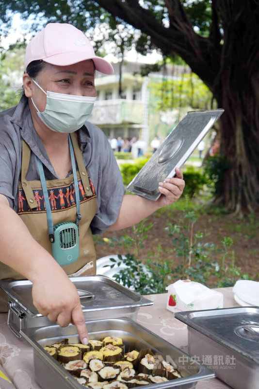 民進黨立委伍麗華提出國產部落小米進入學校營養午餐,預計9月全國上路,5月起先在北北基6所、屏東縣23所學校小規模試辦。伍麗華團隊成員黃美珠(圖)19日在瑪家國中啟動記者會準備一系列小米料理,說明小米可以如何入菜,包含小米粽等,供未來營養午餐菜單參考。中央社記者黃郁菁攝 114年5月19日