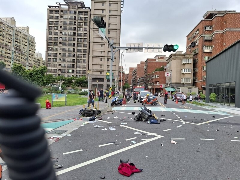 新北市三峽發生車輛衝撞路人事故,造成多人受傷送醫。(新北市消防局提供)