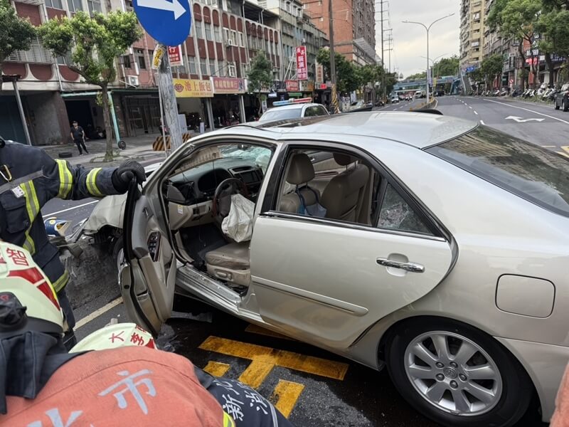 新北市三峽區19日下午4時許發生重大車禍,消防指出,1輛自小客車不明原因衝撞多名路人,駕駛自撞後受困救出送醫。(翻攝畫面)中央社記者趙敏雅傳真 114年5月19日