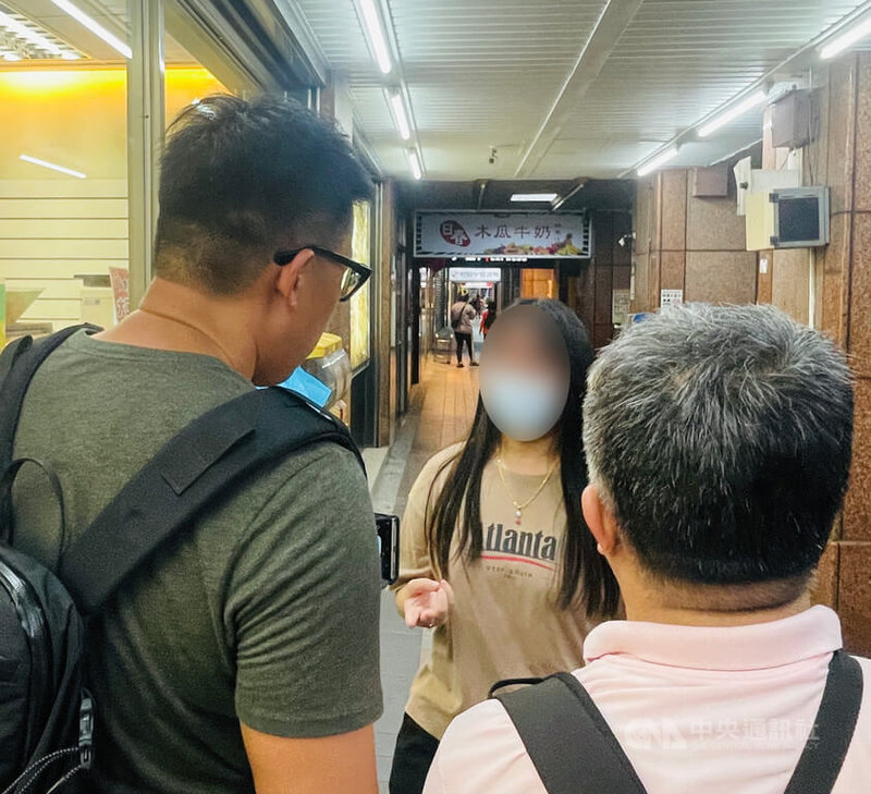 新北市三峽區19日下午發生重大車禍,目擊事發經過的三峽國中劉姓女學生(中)表示,「我看到一大片灰塵,還有安全帽碎片在空中飛。我本來一個人走路,那台車從我後面衝來,真的只差一步就撞上我了」。中央社記者趙敏雅攝 114年5月19日