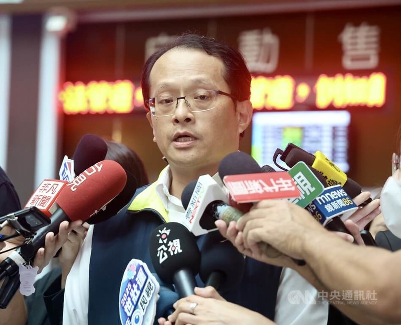 台鐵北迴線18日因強降雨,和仁與崇德間發生土石泥流淹過軌面,台鐵全力搶修中。台鐵公司19日下午舉行記者會,台鐵副總經理陳宗宏(圖)說明北迴線中斷最新搶修情形。中央社記者張皓安攝 114年5月19日