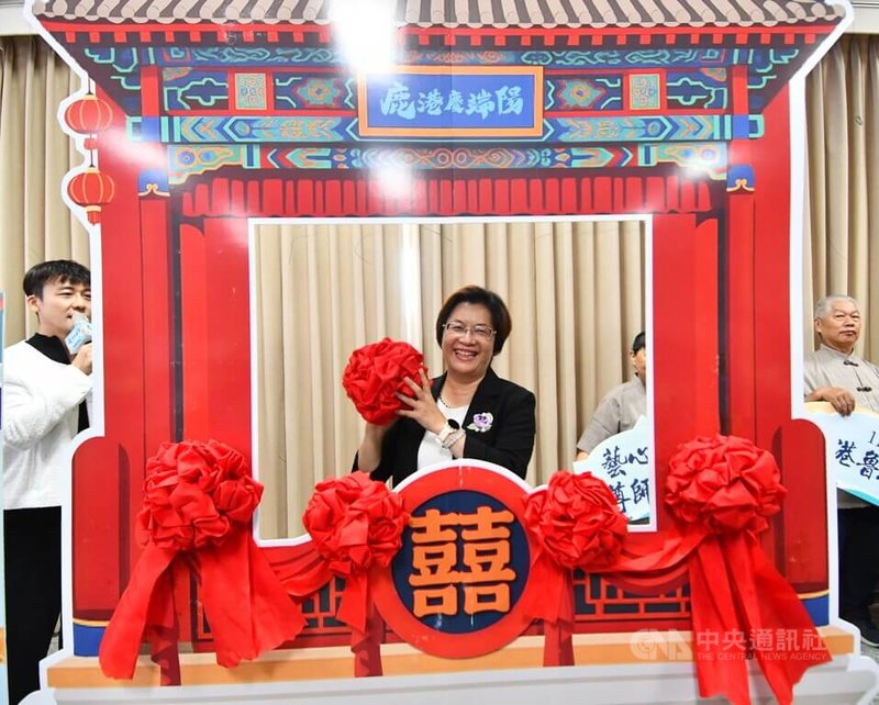鹿港慶端陽活動5月24日起登場,彰化縣長王惠美(中)19日指出,除安排夜間國際龍舟錦標賽,也首度加入科技龍舟輕艇模擬駕駛,讓孩童及身障朋友也能透過體感設備,體驗划龍舟快感。中央社記者吳哲豪彰化攝 114年5月19日