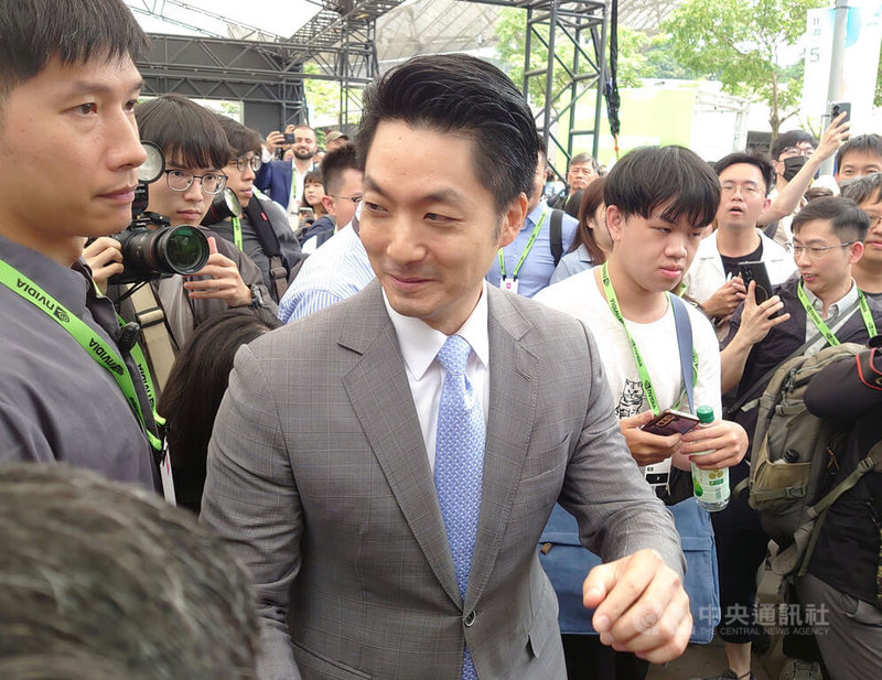 輝達(NVIDIA)執行長黃仁勳19日在COMPUTEX主題演講中正式宣布,輝達海外總部將落腳台北北投士林。台北市長蔣萬安(左2)受訪表示,竭誠歡迎,並且一定會給予一切必要行政上面支持。中央社記者張建中攝 114年5月19日