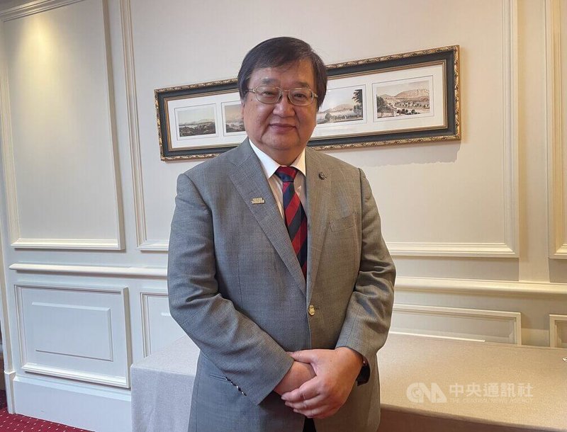 衛福部長邱泰源在世衛大會(WHA)開幕日接受中央社專訪表示,美國刪減援助使世衛面臨經費短缺壓力,對台灣則可能是個轉機,透過對世界各國「雪中送炭」,對人類健康做出更多貢獻。中央社記者田習如日內瓦攝 114年5月20日