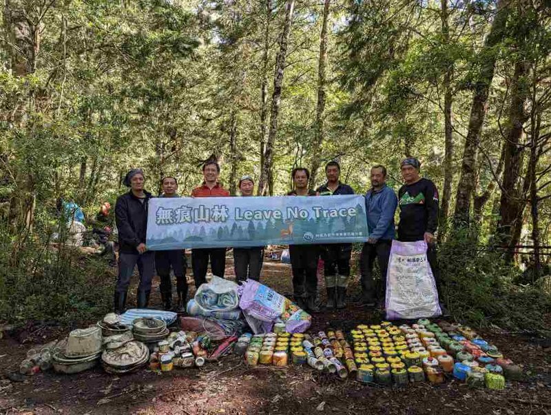 林保署花蓮分署與民間團體日前到馬博橫斷東端的中平林道,進行營地環境整理、簡易路標設置及危險地形的繩索架設等多項工作,清出約40公斤瓦斯罐、保特瓶等廢棄物及多張帆布,呼籲山友遵守無痕山林準則。(林業及自然保育署花蓮分署提供)中央社記者李先鳳傳真 114年5月20日