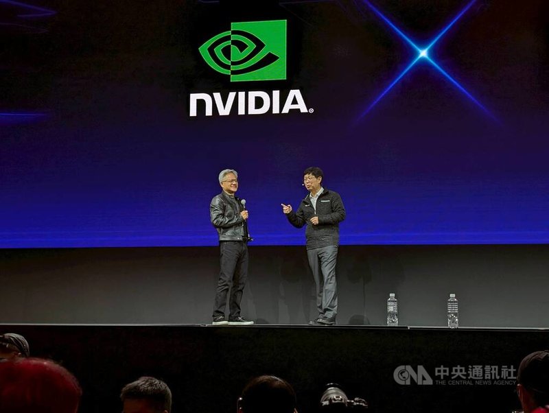 台北國際電腦展(COMPUTEX)20日開幕,神秘來賓輝達執行長黃仁勳意外現身鴻海董事長劉揚偉的專題演講,劉揚偉問黃仁勳心中的台灣隊(Team Taiwan)是什麼意義,黃仁勳說,「台灣是我們最重要的地方,我們已經來這裡30年了」。中央社記者曾仁凱攝 114年5月20日