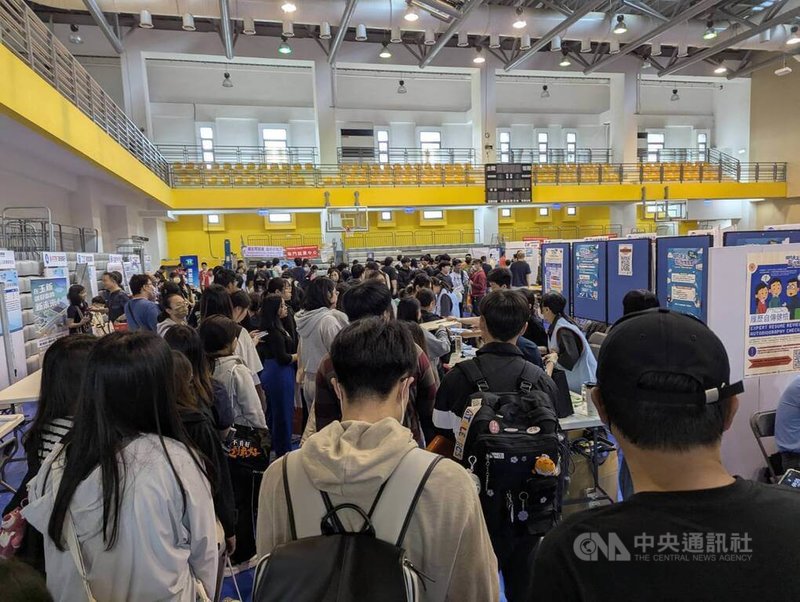 金門大學20日與勞動部勞動力發展署北基宜花金馬分署金門就業中心共同舉辦徵才博覽會,60家企業設攤,提供超過1400個職缺,吸引民眾前往參觀。中央社記者吳玟嶸攝 114年5月20日
