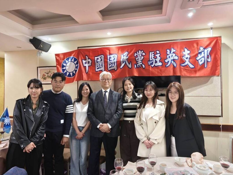 國民黨副主席夏立言於倫敦時間18日晚間,出席僑胞在唐人街舉行的活動,與當地30多位僑胞熱情交流。(國民黨提供)中央社記者劉冠廷傳真 114年5月20日