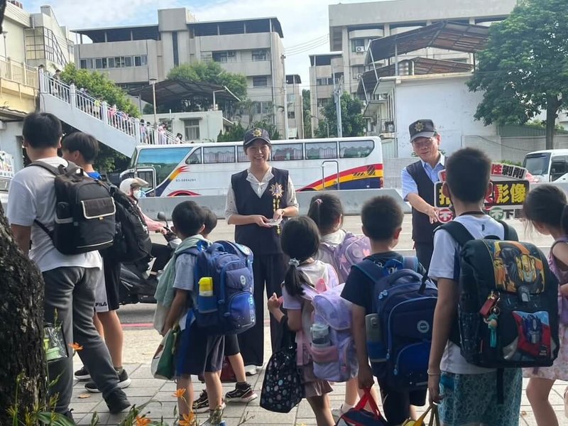新北市三峽區北大國小外嚴重死傷車禍引發全台關注,新竹市警察局為預防類似事故發生,即起加強轄內各國小護童勤務,守護孩童通學安全。(新竹市警察局提供)中央社記者郭宣彣傳真 114年5月20日