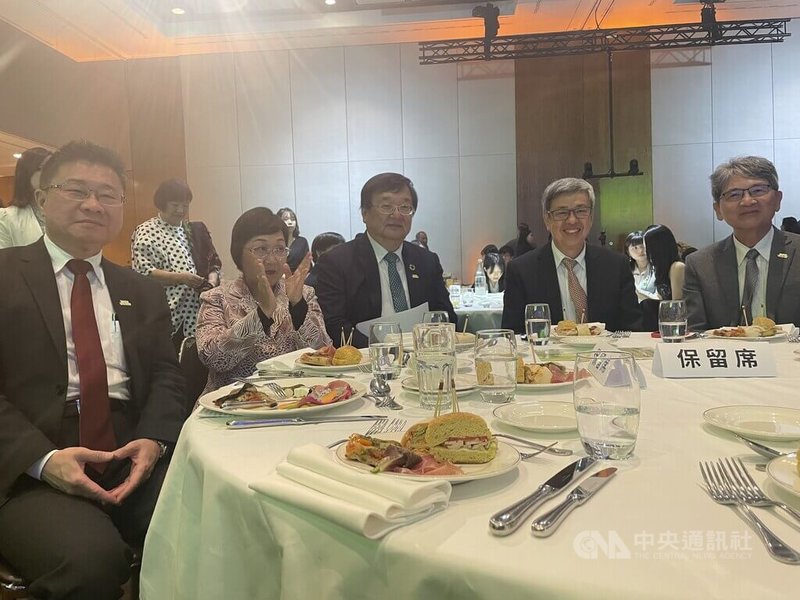 前副總統陳建仁(右2)在羅馬出席教宗就職典禮後轉赴日內瓦,將參加台灣民間與官方的世衛場邊活動。右為立委王正旭、左起衛福部次長呂建德、僑委會委員長徐佳青、衛福部長邱泰源。中央社記者田習如日內瓦攝 114年5月20日