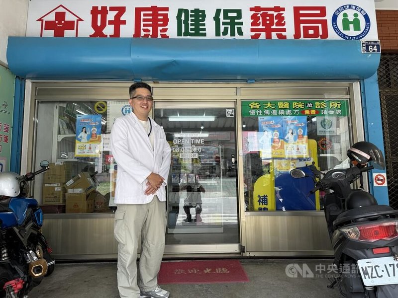 藥師陳村熒(圖)經營的好康藥局是南投縣鹿谷鄉首家全民健康保險藥局,由於在偏鄉,許多長者拿藥不便,他就算做義工仍送去,付出與收入雖不成比例,仍堅守第一線。中央社記者蕭博陽南投縣攝 114年5月20日