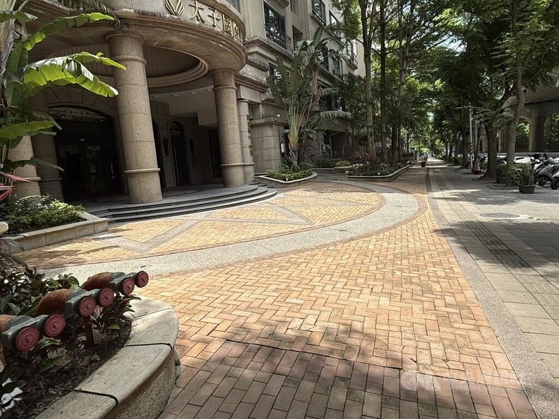 新北市三峽區19日發生重大車禍,余姓駕駛涉嫌駕自小客衝撞,造成3死12傷。他5年前於案發現場附近國慶路社區也曾駕車肇事,造成社區花圃破損。有住戶說,余姓駕駛習慣性把車開上人行道,讓社區住戶很困擾。中央社記者林恕暉攝 114年5月20日