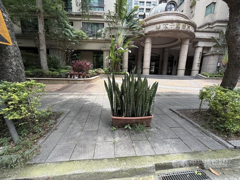 余姓駕駛5年前發生車禍的三峽國慶路太子村社區,距離昨重大車禍案發地點約300公尺。社區前人行道放置花盆,避免汽車開上人行道。中央社記者林恕暉攝 114年5月20日