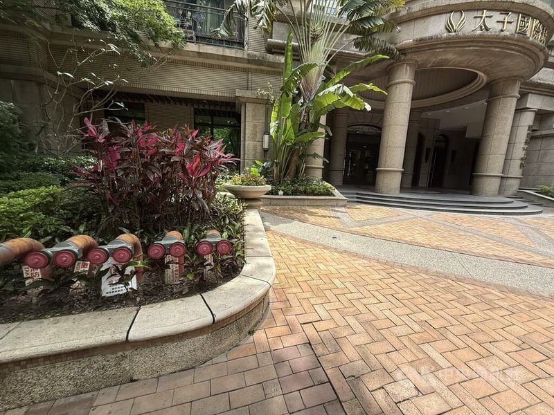 造成新北三峽重大車禍的余姓駕駛,5年前在距離19日案發現場約300公尺的國慶路太子國際村社區也曾與民眾發生車禍糾紛,造成社區前的花圃破損,3塊花圃緣石因此更新,色澤與其他明顯不同。中央社記者林恕暉攝 114年5月20日