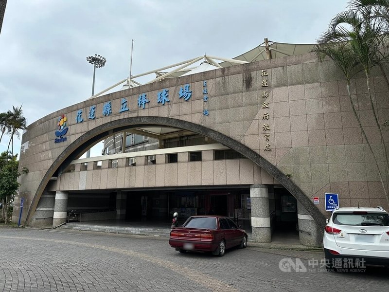 花蓮某校女教師在教會宿舍遭人入侵勒斃,教師組織對女教師奉獻花蓮教育卻不幸罹難深表哀悼,呼籲縣府重視教師住宿問題,教育處回應將與學校共同努力改進。圖為花蓮縣教育處外觀。中央社記者李先鳳攝 114年5月20日