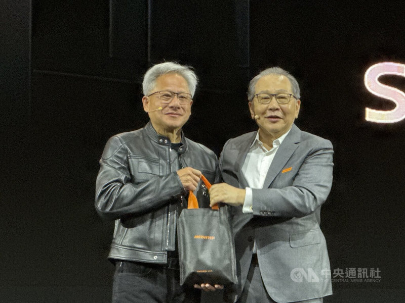 輝達(NVIDIA)執行長黃仁勳(左)20日現身聯發科執行長蔡力行(右)主題演講,蔡力行為黃仁勳準備他喜愛的通化夜市「Fruit Lady」鮮切水果。中央社記者吳家豪攝 114年5月20日