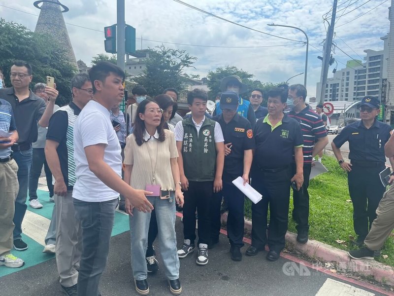 新北市三峽區北大國小外19日發生重大車禍,造成3死、12傷。新北市政府交通局20日上午與警方、里長、議員等到事故地點會勘,新北市交通局副局長林麗珠(前左2)受訪時表示,將引進行人優先區概念。中央社記者林恕暉攝 114年5月20日