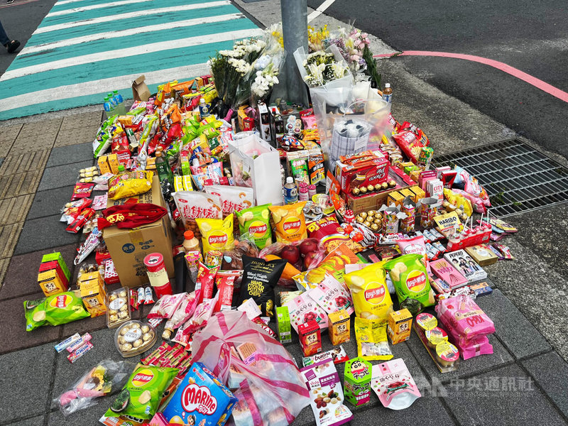 新北市三峽區19日發生重大車禍,余姓駕駛涉嫌駕自小客衝撞,造成3死12傷。事發後,許多民眾紛紛到事故現場獻花,送上零食、飲料及娃娃致意,也為仍在醫院搶救的傷者祈禱。中央社記者趙敏雅攝 114年5月20日