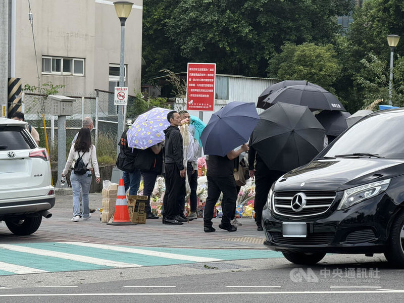 新北市三峽區北大國小外19日下午發生重大車禍,造成3人死亡。亡者家屬20日中午回到肇事現場,請來法師進行招魂儀式。中央社記者林恕暉攝 114年5月20日