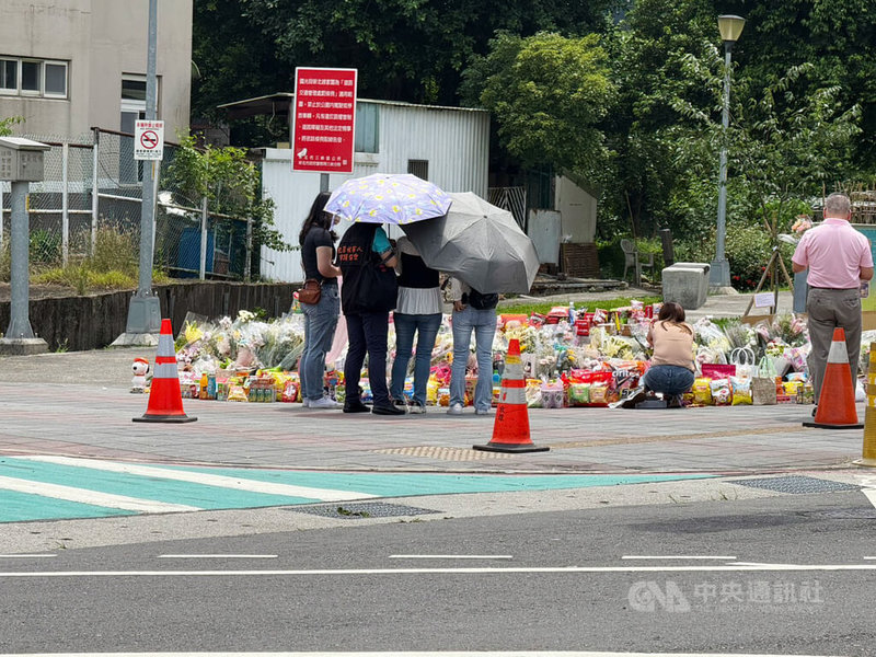 新北市三峽區19日車禍釀多人死傷。罹難者家屬20日中午回到肇事現場,路口可見民眾自發性悼念死者而擺放的大量鮮花。中央社記者林恕暉攝 114年5月20日