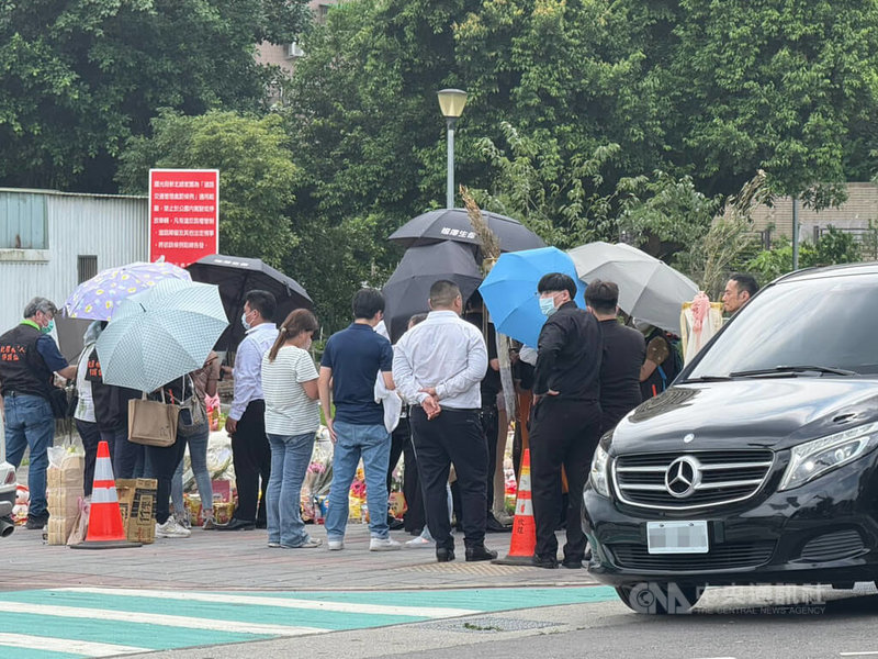 新北市三峽區北大國小外19日發生重大車禍,釀3死、12傷。罹難者家屬20日中午重回事故現場進行招魂儀式,場面哀戚。中央社記者林恕暉攝 114年5月20日