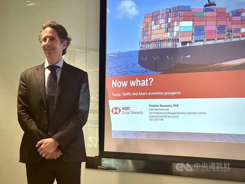 滙豐銀行20日舉行亞洲2025年中經濟展望記者會,滙豐集團首席亞洲經濟學家暨亞太地區研究聯席主管范力民(圖)指出,台灣今年下半年經濟表現,將優於亞洲其他經濟體。中央社記者張璦攝 114年5月20日