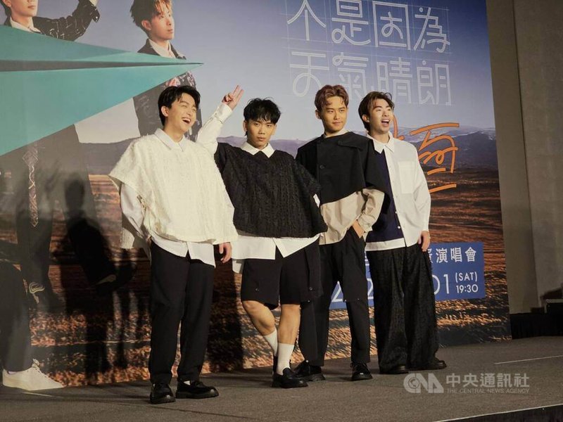樂團理想混蛋由主唱雞丁(右2)、吉他手阿哲(左)、建廷(右)以及鼓手可沛(左2)組成,成軍8年,將於11月1日登上台北小巨蛋,舉行「不是因為天氣晴朗才見面」演唱會。中央社記者陳怡璇攝 114年5月20日