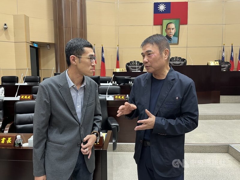 民進黨籍苗栗縣議員邱毓興(左)20日質詢時關切縣府向國科會爭取設立苗栗實驗中學進度,縣長鍾東錦(右)答詢時指出,以縣府財政狀況難以自辦實驗高中,認為「國科會欠苗栗一個公道」,兩人會後也持續交換意見。中央社記者管瑞平攝 114年5月20日
