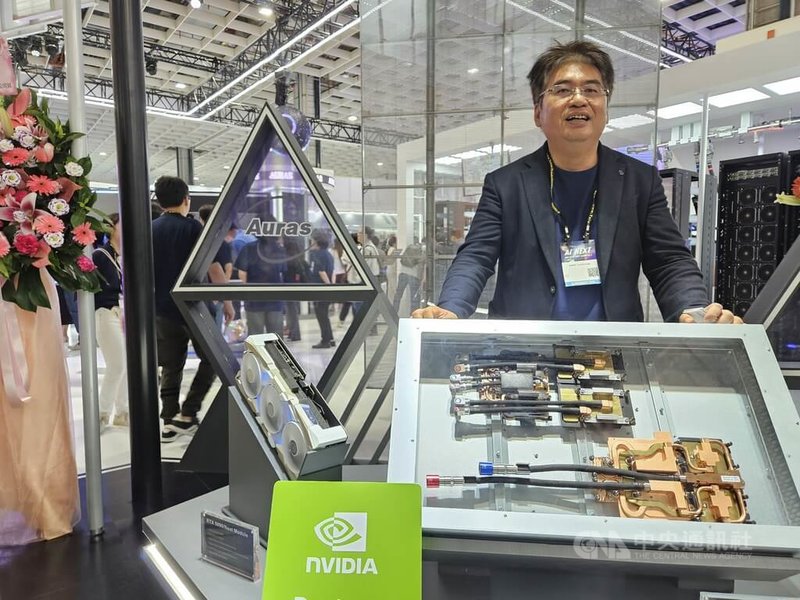 雙鴻參加台北國際電腦展(COMPUTEX),展出多項散熱解決方案,董事長林育申表示,現在算力與電力之間的關係愈來愈緊密,而AI伺服器功率愈來愈高,連帶產生的熱能也愈來愈大,散熱變成至關重要,雙鴻在其中將扮演要角。中央社記者曾仁凱攝 114年5月20日