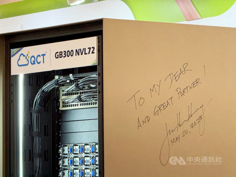 輝達(NVIDIA)執行長黃仁勳20日前往台北國際電腦展(COMPUTEX),造訪廣達旗下雲達科技攤位,在GB300機櫃上簽名留念,並加碼寫下To my dear and great partner。中央社記者吳家豪攝 114年5月20日