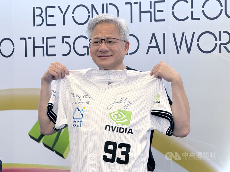 輝達(NVIDIA)執行長黃仁勳20日前往台北國際電腦展(COMPUTEX),造訪廣達旗下雲達科技攤位,獲贈有廣達董事長林百里、副董事長梁次震簽名的93號棒球球衣,象徵輝達創立的1993年。中央社記者吳家豪攝 114年5月20日