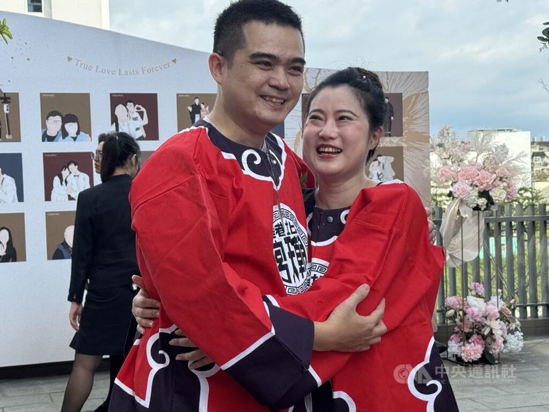 雲林縣政府20日舉辦集團結婚,其中有新人身穿北港朝天宮轎班衣參與格外吸睛,新郎杜易宸(左)與新娘林鈺真(右)受訪表示,兩人因籌畫北港燈會相識,特別穿上轎班衣也是為了紀念這段因廟宇結下的緣分,下個月更將迎接小龍寶寶出生。中央社記者姜宜菁攝 114年5月20日