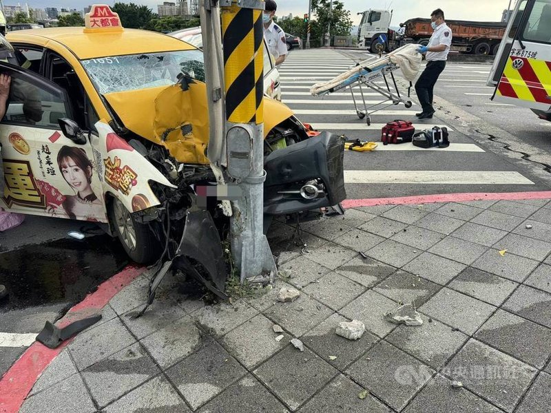 台北市立兒童新樂園外20日發生計程車自撞電線桿事故,消防局獲報立即派員到場救援,協助車上男駕駛和女乘客脫困後,分別送醫治療。(翻攝照片)中央社記者黃麗芸傳真 114年5月20日