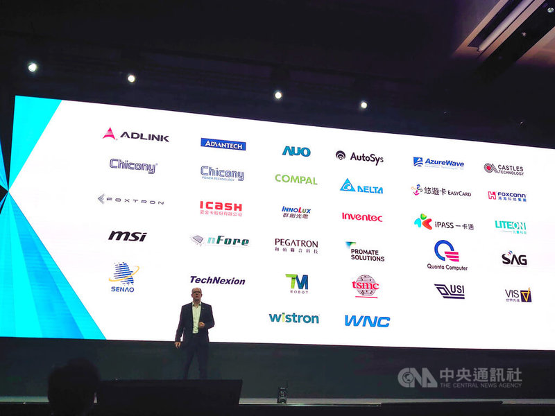 恩智浦(NXP)半導體執行副總裁暨類比與車用嵌入式系統事業部總經理辛里希森(Jens Hinrichsen)20日在COMPUTEX演講表示,台灣生態系以非常強大的方式聚集在一起,他並在背板秀出台積電等32家夥伴,感謝一起合作。中央社記者張建中攝 114年5月20日