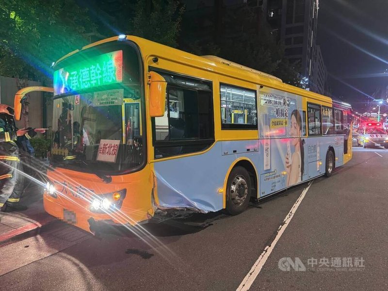 台北市松山區20日晚間發生一輛公車自撞行人庇護島,造成車輛偏行失控衝到人行道旁才停下,車上2名乘客受傷送醫。(翻攝照片)中央社記者黃麗芸傳真 114年5月20日