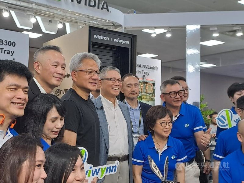 台北國際電腦展(COMPUTEX)20日登場,雲端資料中心資訊電子設備廠緯穎展出全新NVIDIA Blackwell Ultra架構人工智慧(AI)伺服器,輝達(NVIDIA)執行長黃仁勳(後左2)特別到場站台,並與緯創董事長林憲銘、緯穎董事長洪麗寗及緯穎員工合影。中央社記者潘智義攝 114年5月20日