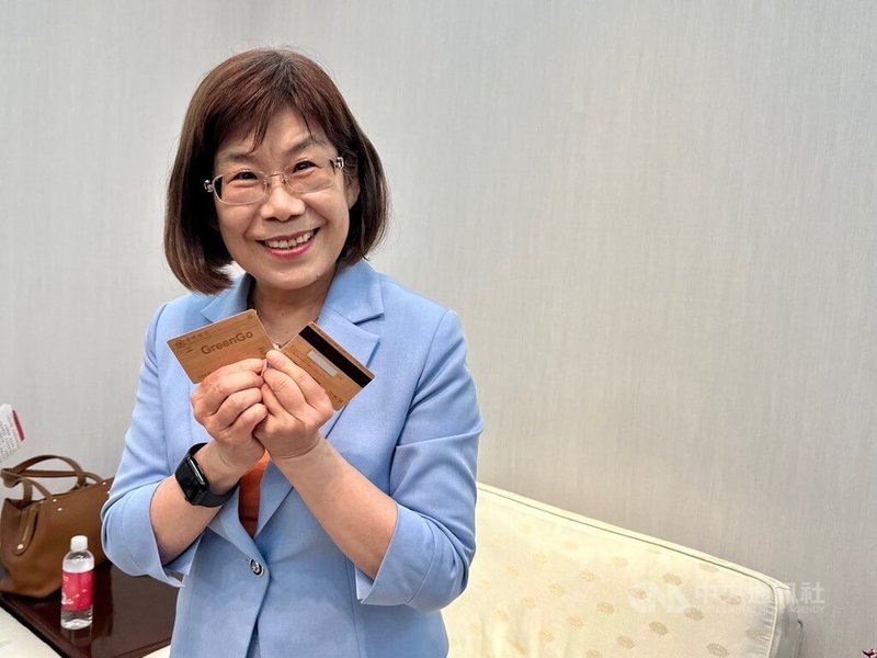 台灣銀行董事長凌忠嫄20日指出,目前股匯市已較平穩,面對未來市場變數,會繼續緊盯市況,審慎動態調節投資部位。圖為凌忠嫄手持台銀即將發行的「綠行卡 Green Go Card」。中央社記者張璦攝 114年5月20日